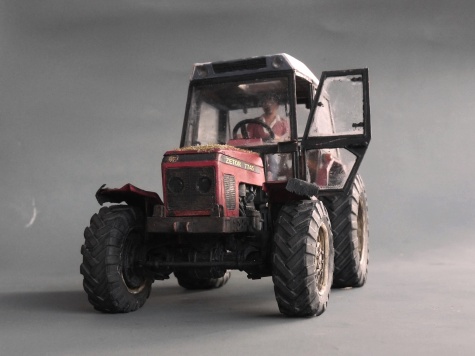 Silážní jáma a vybírač stébelnatých hmot a Zetor 7745 Silážní jáma a vybírač stébelnatých hmot a Zetor 7745