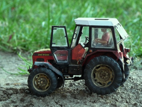 Silážní jáma a vybírač stébelnatých hmot a Zetor 7745 Silážní jáma a vybírač stébelnatých hmot a Zetor 7745