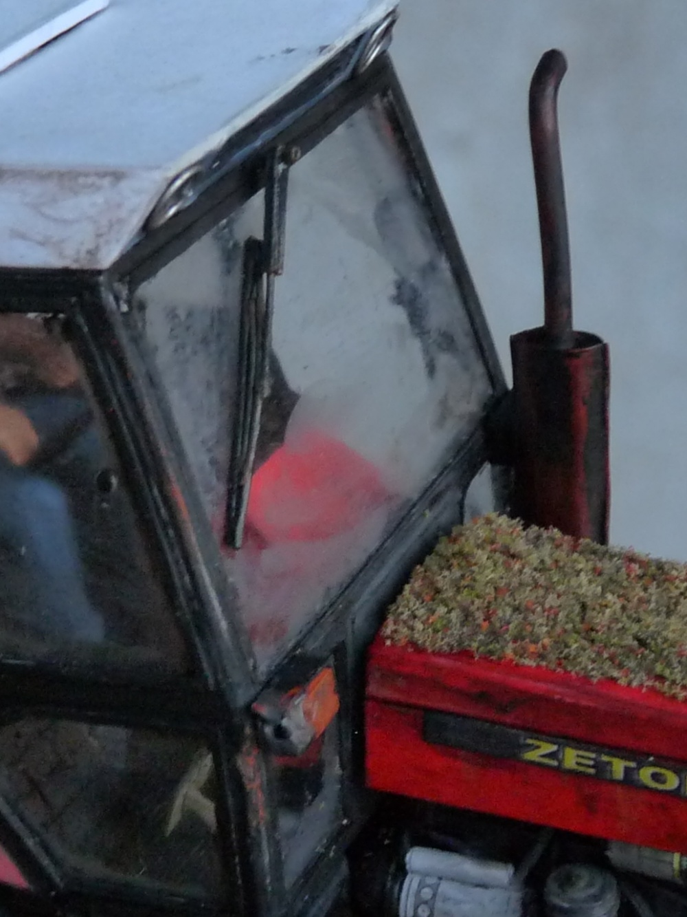 Silážní jáma a vybírač stébelnatých hmot a Zetor 7745 (Plná velikost v novém okně) Silážní jáma a vybírač stébelnatých hmot a Zetor 7745