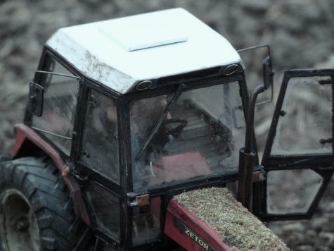 Silážní jáma a vybírač stébelnatých hmot a Zetor 7745 Silážní jáma a vybírač stébelnatých hmot a Zetor 7745