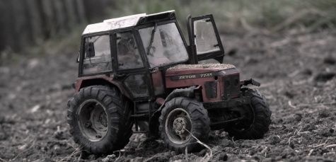 Silážní jáma a vybírač stébelnatých hmot a Zetor 7745 Silážní jáma a vybírač stébelnatých hmot a Zetor 7745