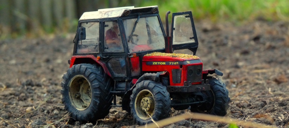 Silážní jáma a vybírač stébelnatých hmot a Zetor 7745 (Plná velikost v novém okně) Silážní jáma a vybírač stébelnatých hmot a Zetor 7745