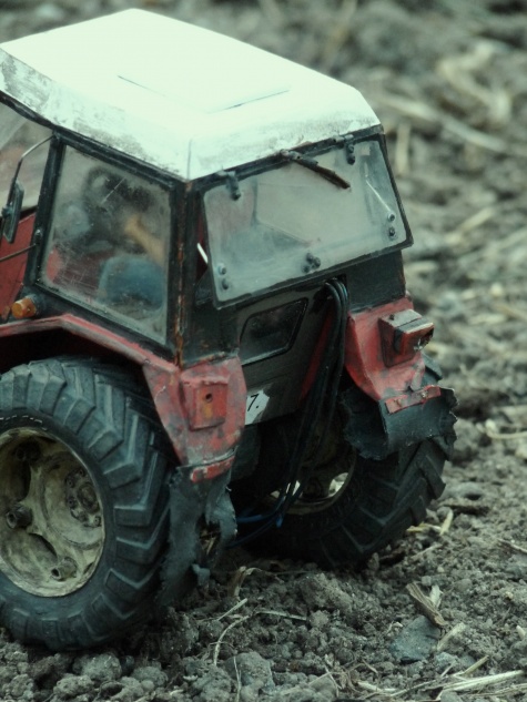 Silážní jáma a vybírač stébelnatých hmot a Zetor 7745 Silážní jáma a vybírač stébelnatých hmot a Zetor 7745