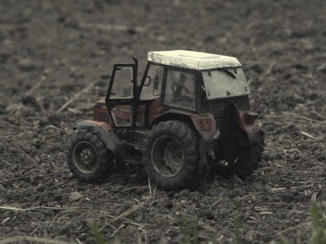 Silážní jáma a vybírač stébelnatých hmot a Zetor 7745 Silážní jáma a vybírač stébelnatých hmot a Zetor 7745