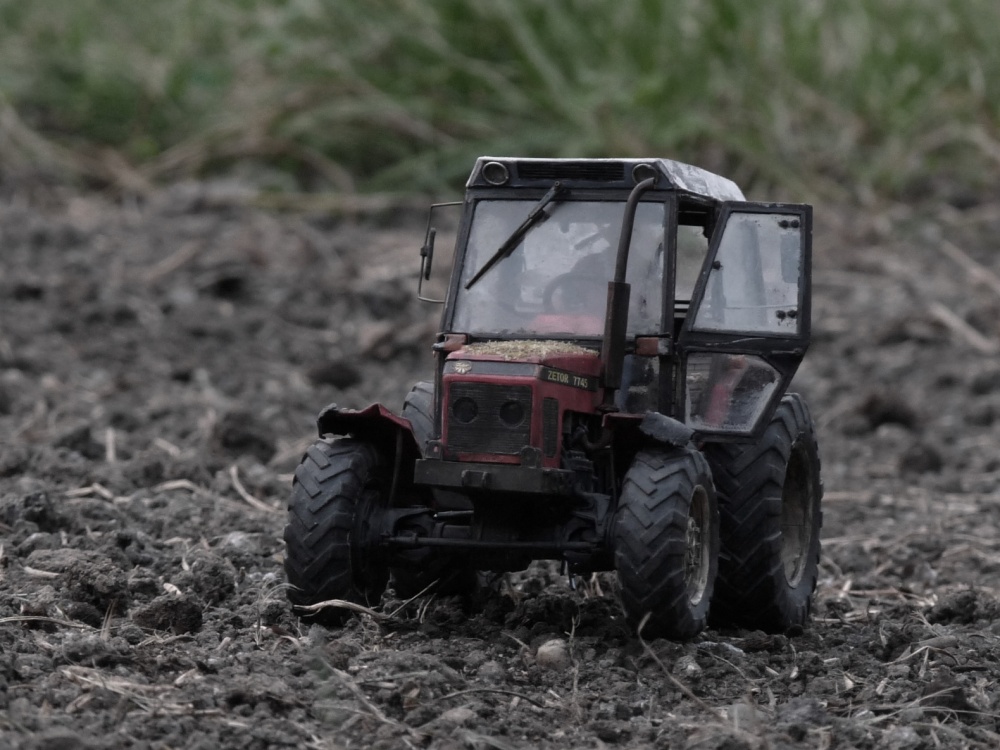 Silážní jáma a vybírač stébelnatých hmot a Zetor 7745 (Plná velikost v novém okně) Silážní jáma a vybírač stébelnatých hmot a Zetor 7745