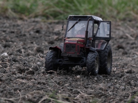 Silážní jáma a vybírač stébelnatých hmot a Zetor 7745 Silážní jáma a vybírač stébelnatých hmot a Zetor 7745