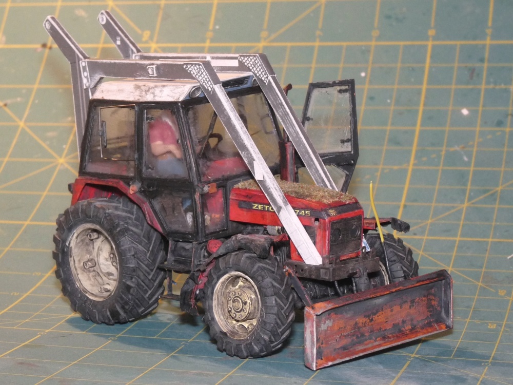 Silážní jáma a vybírač stébelnatých hmot a Zetor 7745 (Plná velikost v novém okně) Silážní jáma a vybírač stébelnatých hmot a Zetor 7745