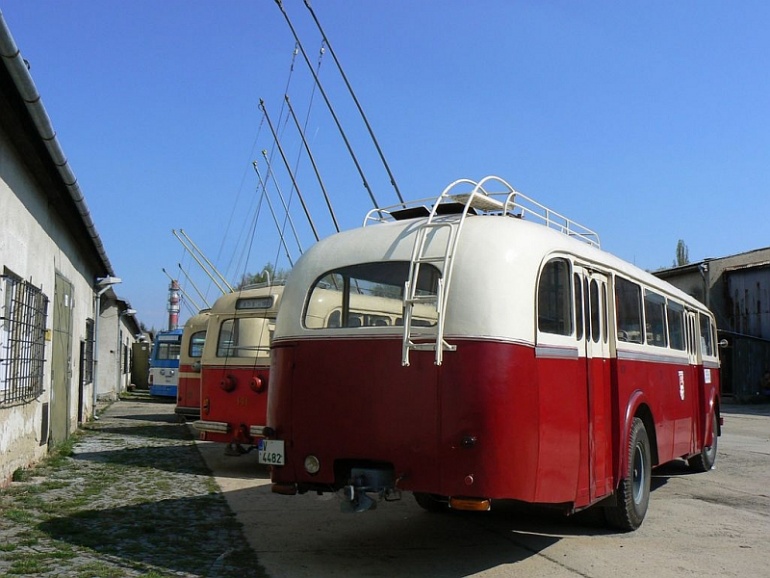 Škoda 706 RO a přívěs B 40 (Plná velikost v novém okně) Škoda 706 RO a přívěs B 40