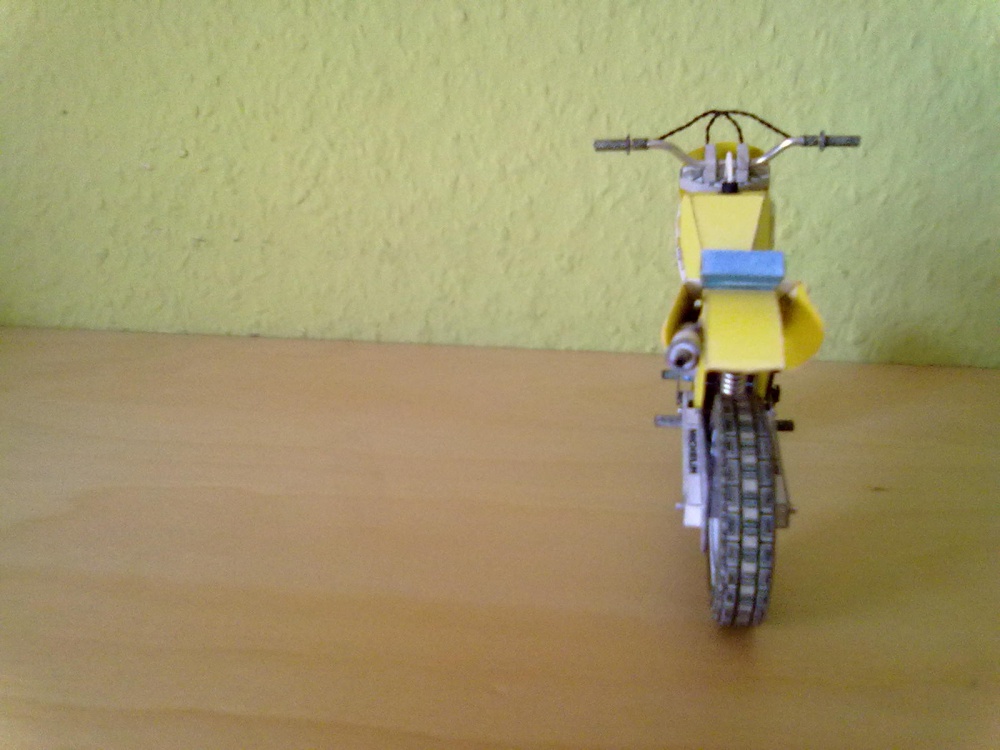 Soutěžní motocykl (Plná velikost v novém okně) Soutěžní motocykl