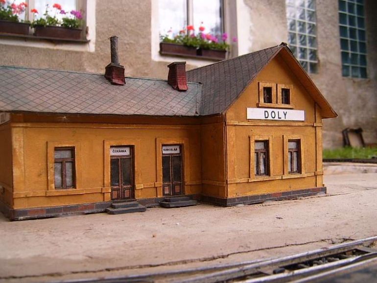 Staniční budova c. k. Státních drah typ LVIIIb (Plná velikost v novém okně) Staniční budova c. k. Státních drah typ LVIIIb