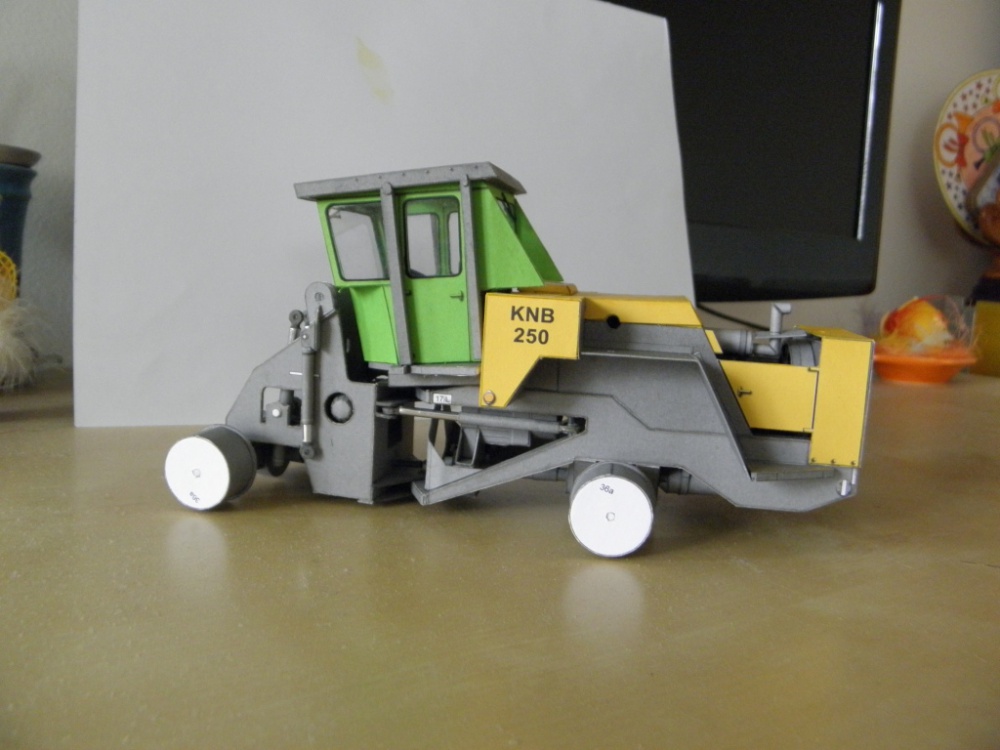 Stavostroj KNB-250 (Plná velikost v novém okně) Stavostroj KNB-250