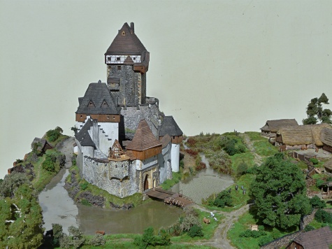 St�edov�k� hrad s podhrad�m 1:160