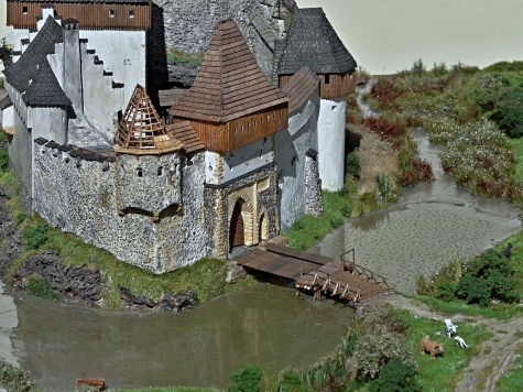 St�edov�k� hrad s podhrad�m 1:160
