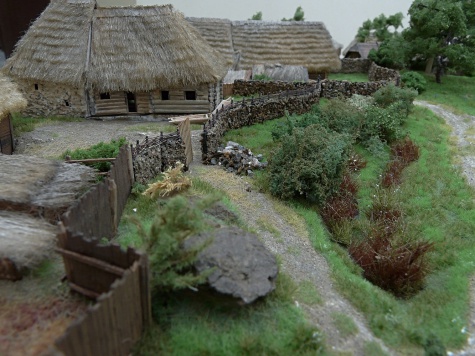 St�edov�k� hrad s podhrad�m 1:160