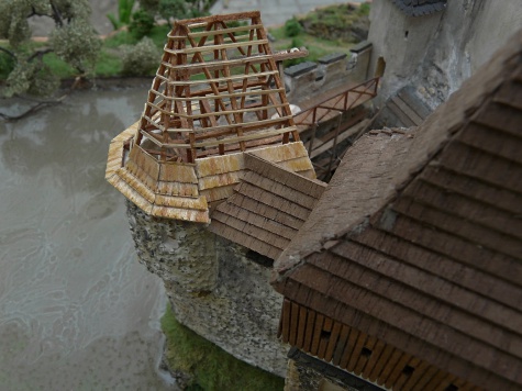St�edov�k� hrad s podhrad�m 1:160