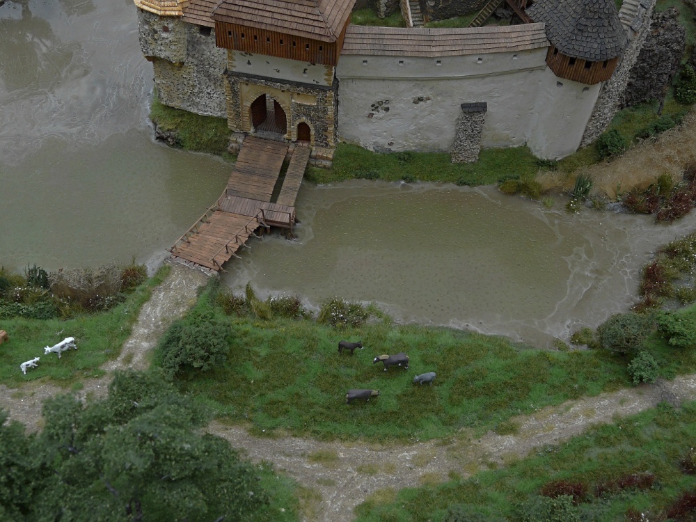 St�edov�k� hrad s podhrad�m 1:160