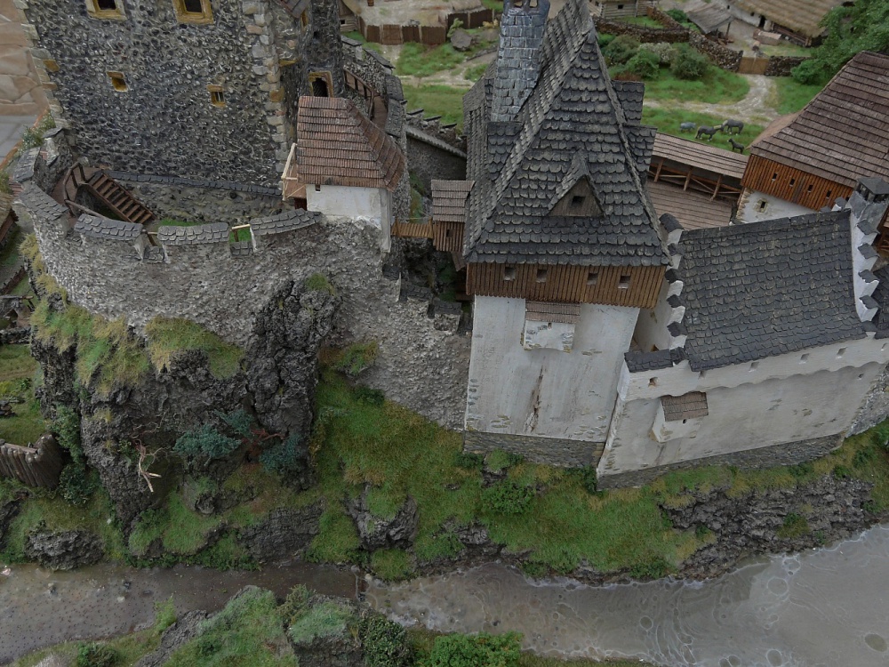 St�edov�k� hrad s podhrad�m 1:160