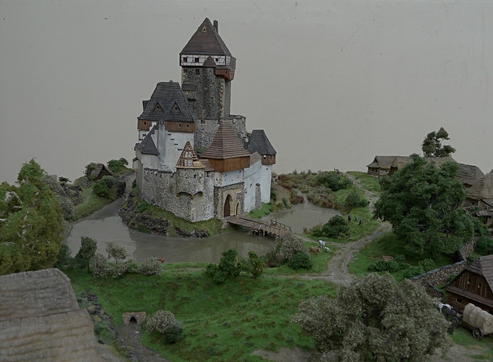St�edov�k� hrad s podhrad�m 1:160