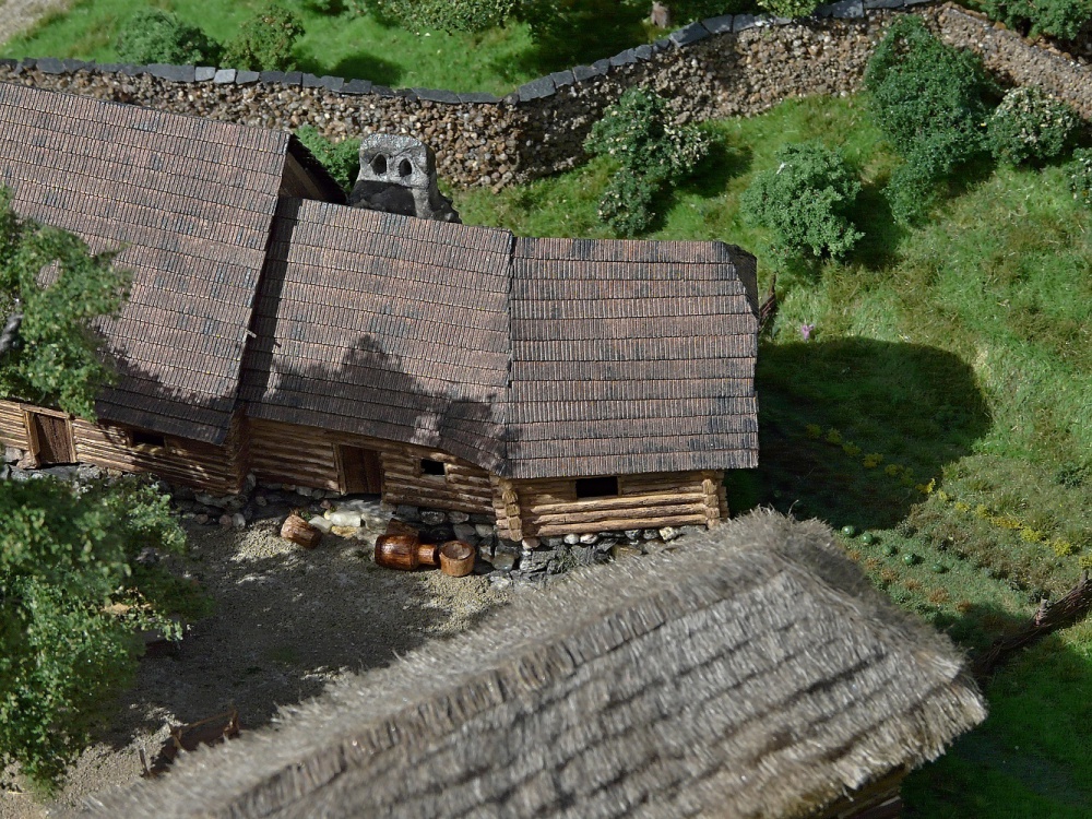 St�edov�k� hrad s podhrad�m 1:160