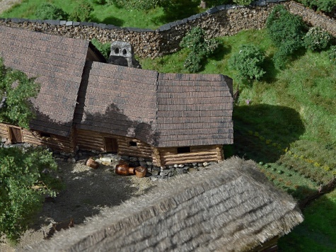 St�edov�k� hrad s podhrad�m 1:160