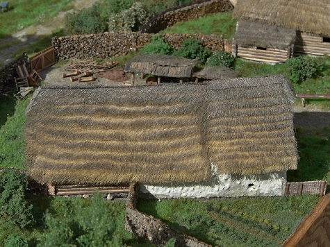 St�edov�k� hrad s podhrad�m 1:160