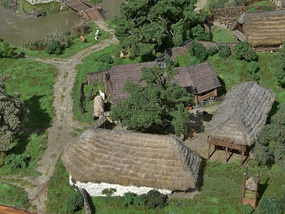 St�edov�k� hrad s podhrad�m 1:160