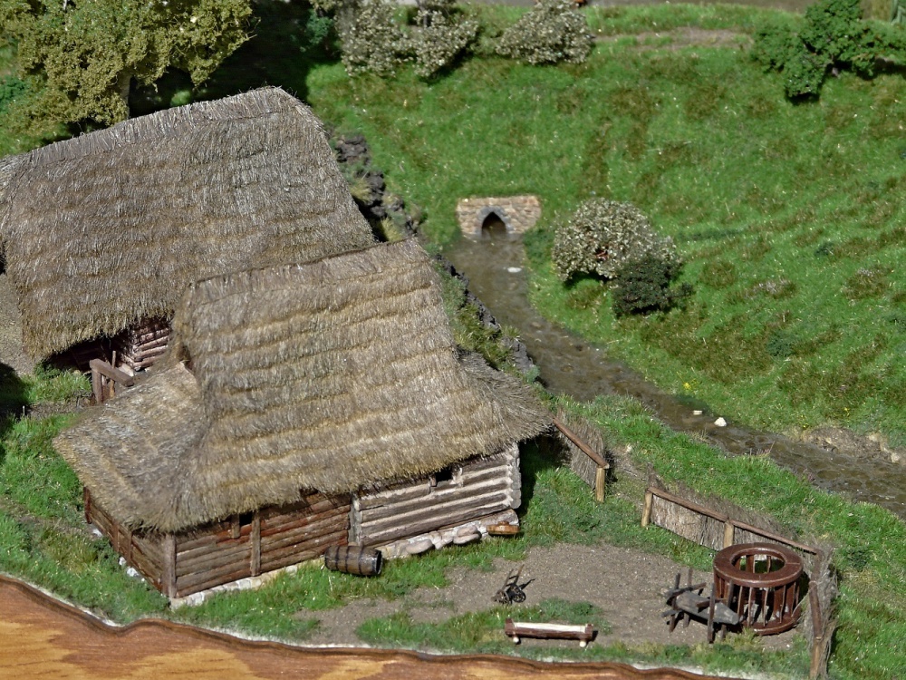 St�edov�k� hrad s podhrad�m 1:160
