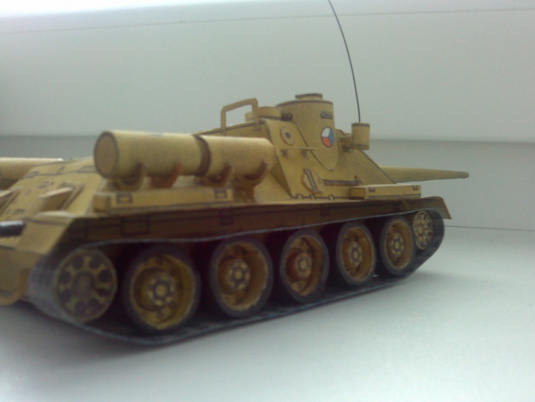 SU-100 (Plná velikost v novém okně) SU-100
