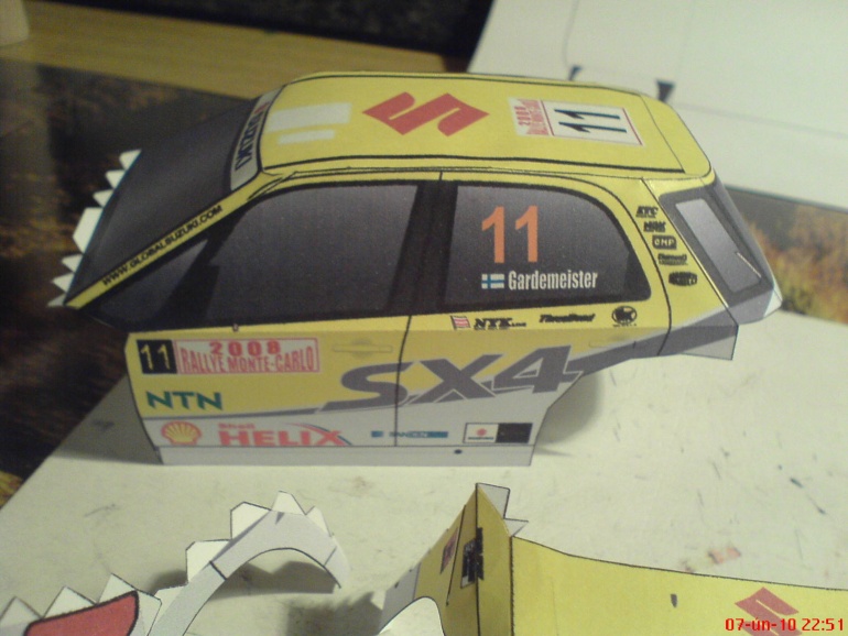 Suzuki SX 4-WRC (Plná velikost v novém okně) Suzuki SX 4-WRC