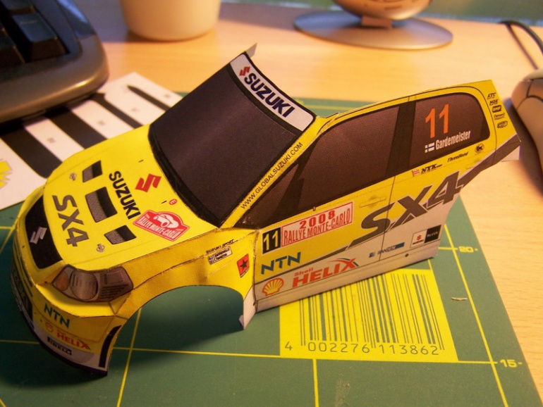 Suzuki SX4 WRC (Plná velikost v novém okně) Suzuki SX4 WRC
