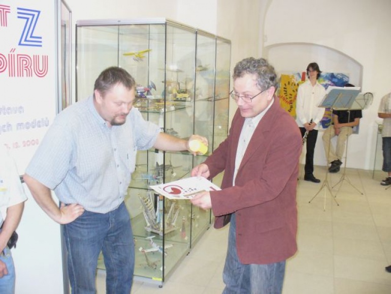 Sv�t z pap�ru Jind�ich�v Hradec 2008