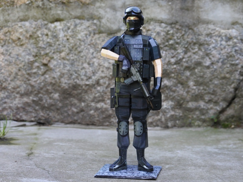 S.W.A.T. Police Figurine (Plná velikost v novém okně) S.W.A.T. Police Figurine