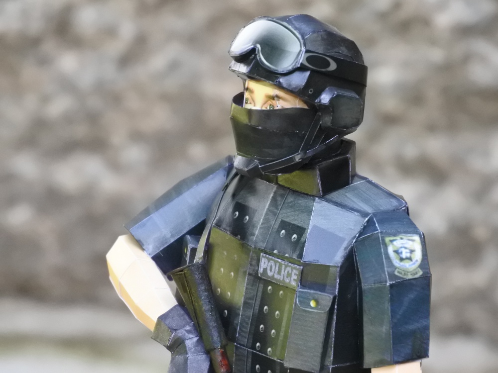 S.W.A.T. Police Figurine (Plná velikost v novém okně) S.W.A.T. Police Figurine