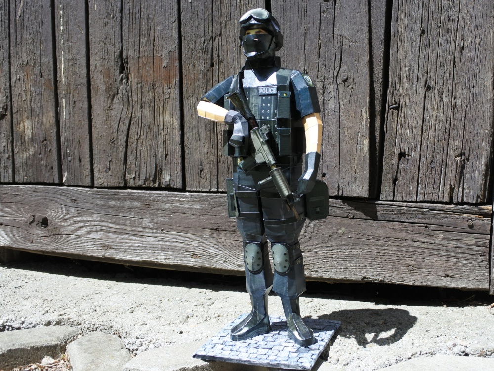 S.W.A.T. Police Figurine (Plná velikost v novém okně) S.W.A.T. Police Figurine
