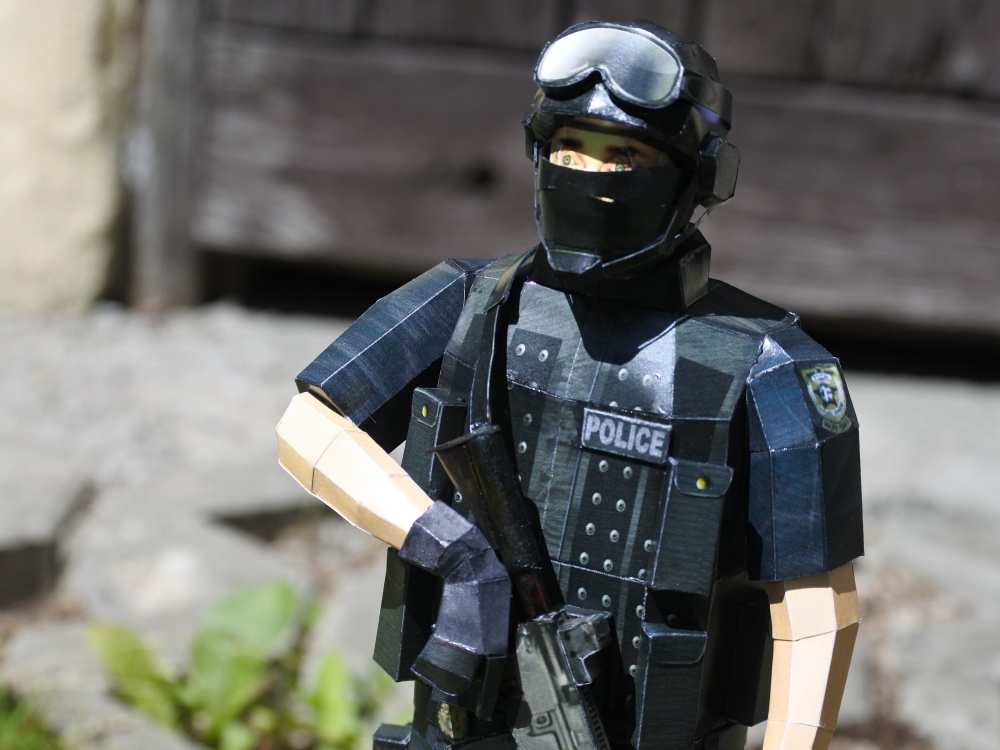 S.W.A.T. Police Figurine (Plná velikost v novém okně) S.W.A.T. Police Figurine