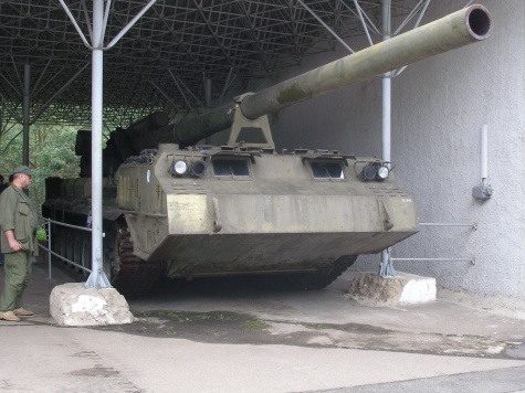 Tankov� den Le�any