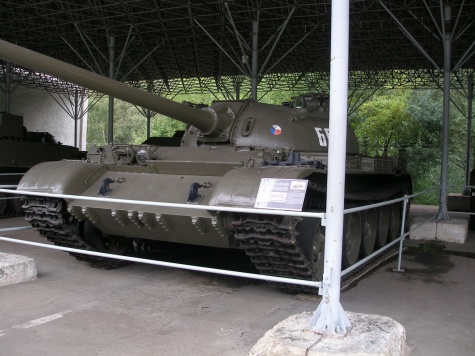Tankov� den Le�any