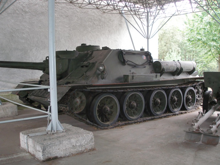 Tankov� den Le�any