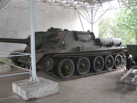 Tankov� den Le�any