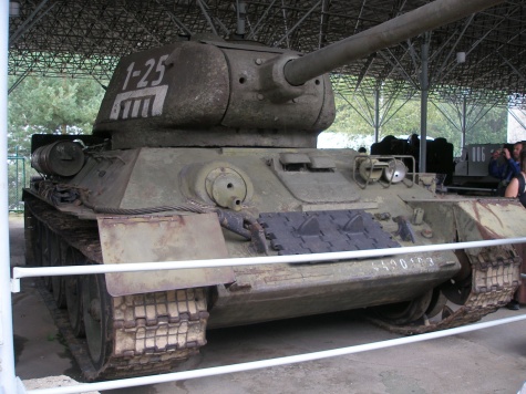 Tankov� den Le�any