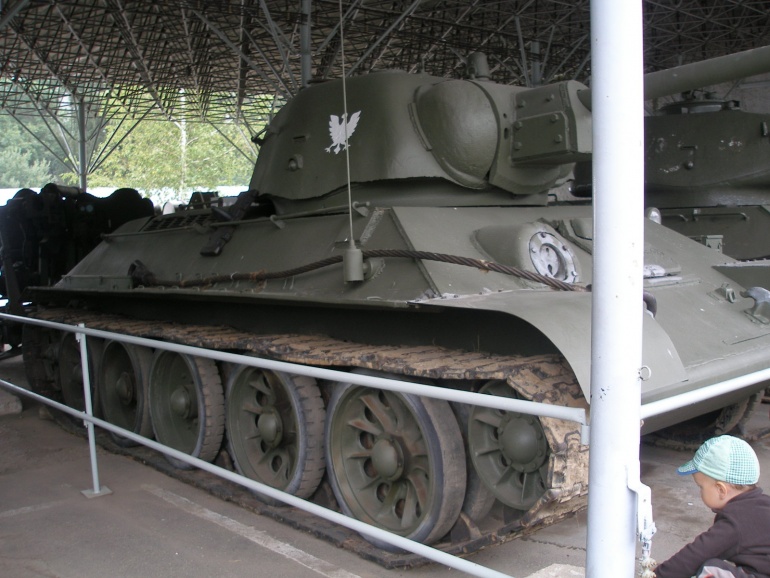 Tankov� den Le�any