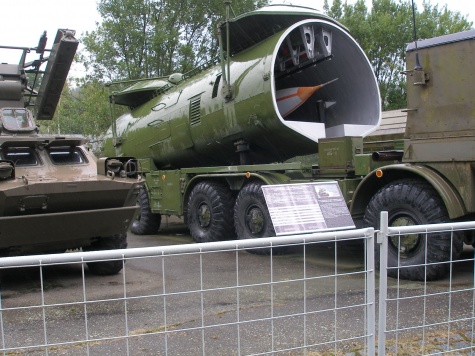 Tankov� den Le�any