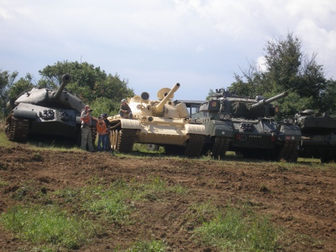 Tankov� den Le�any