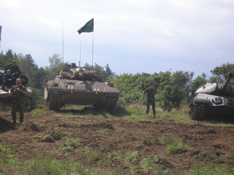 Tankov� den Le�any