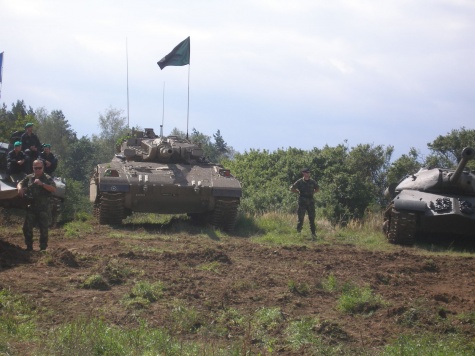 Tankov� den Le�any