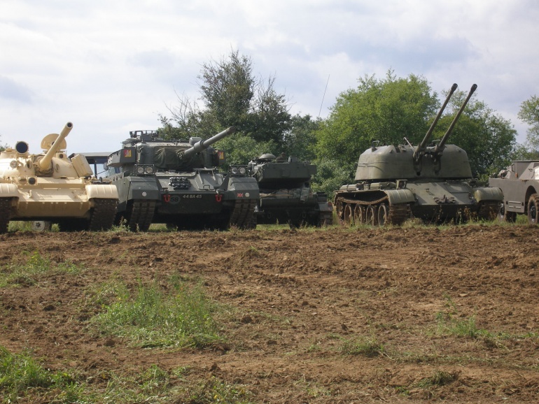 Tankov� den Le�any