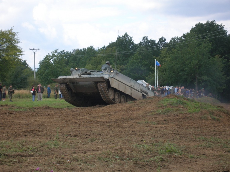 Tankov� den Le�any