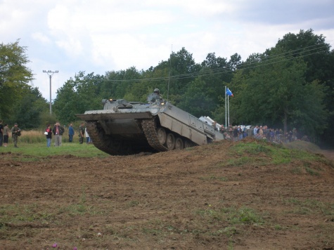 Tankov� den Le�any