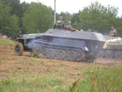 Tankov� den Le�any