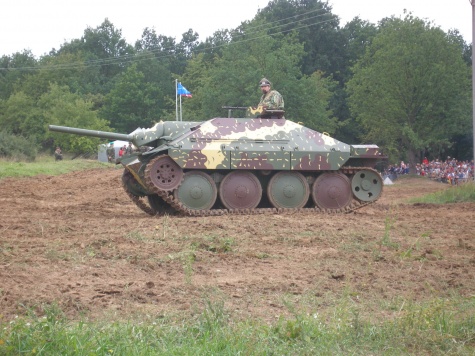 Tankov� den Le�any